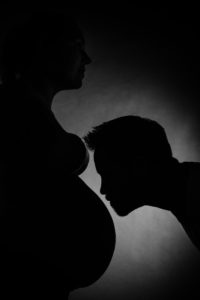 photo en noir et blanc séance grossesse portrait photographe périgueux dordogne