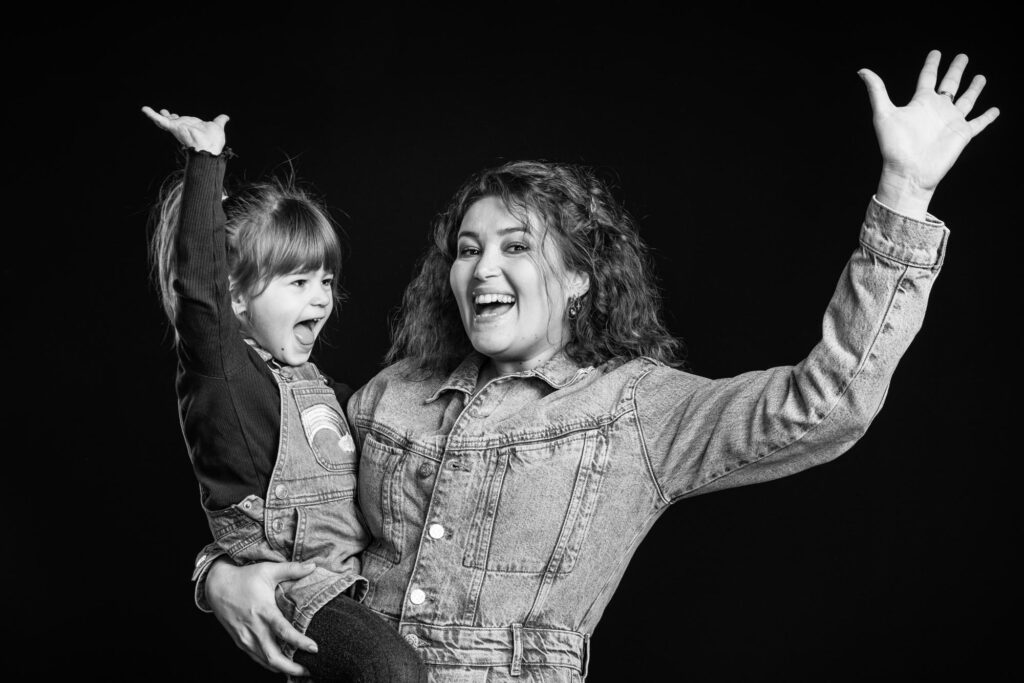 portait maman et fille s'amuser en studio à Périgueux